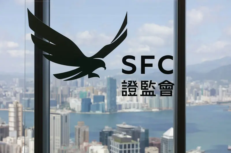 香港证监会负责审核金融牌照的发放