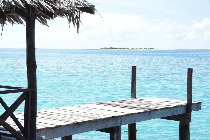 Wooden trestle and offshore islands on the coast of Samoa 萨摩亚海岸的木栈桥与近海岛屿