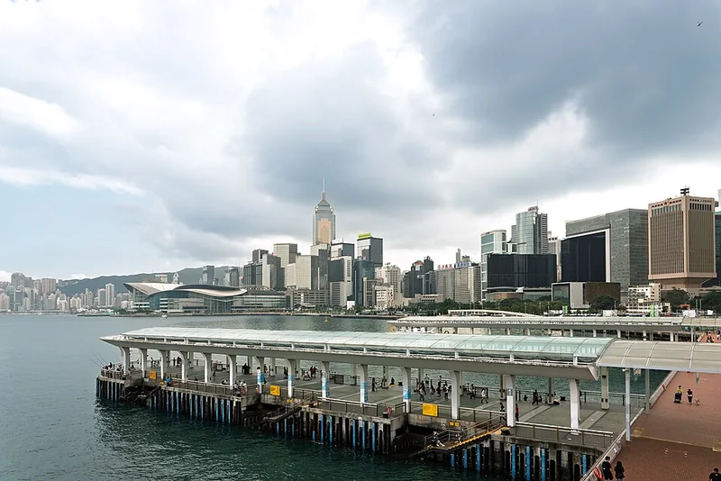 香港维多利亚港沿岸码头与商业建筑