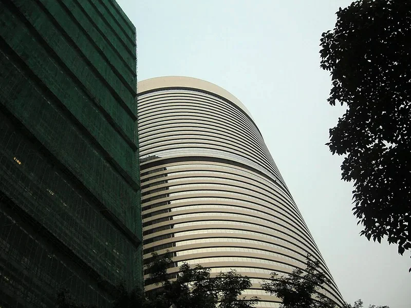 香港金钟道政府合署白色弧形办公大楼