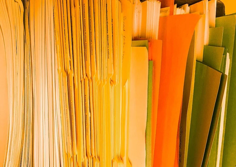 分类存放的纸质文件夹与档案